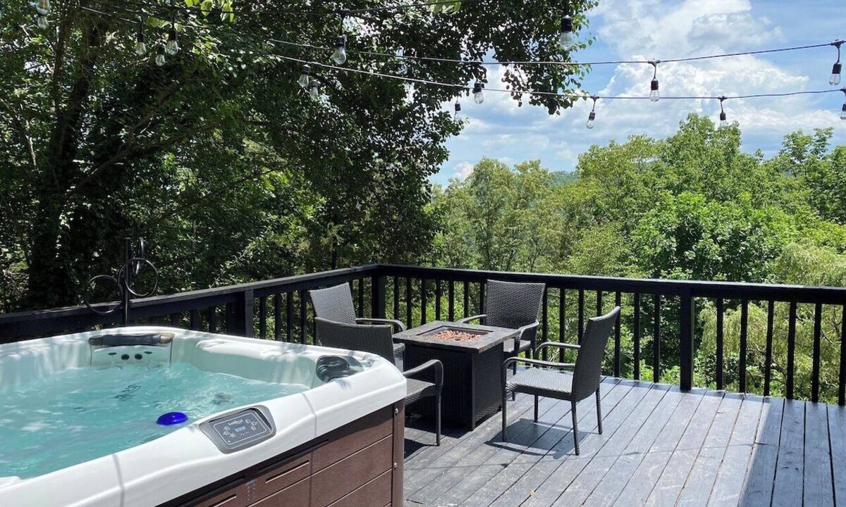 Murphy Cabin | Close to Town Mountain Views Fast Wifi Pet Friendly