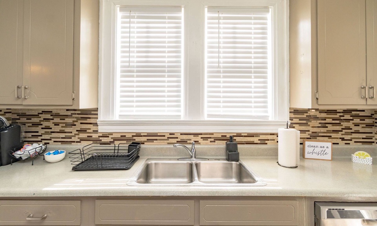Montgomery House | Cloverdale Large Group Duplex 6BR Sleeps 14