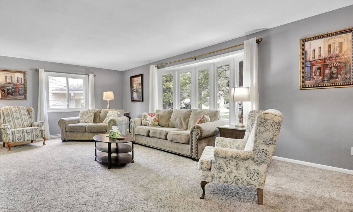 Lansing House | Comfort and Space near MSU