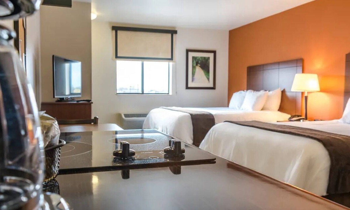 Marquette Hotel | Comfortable Extended-Stay Hotel with Full Kitchens & Pet-Friendly Room