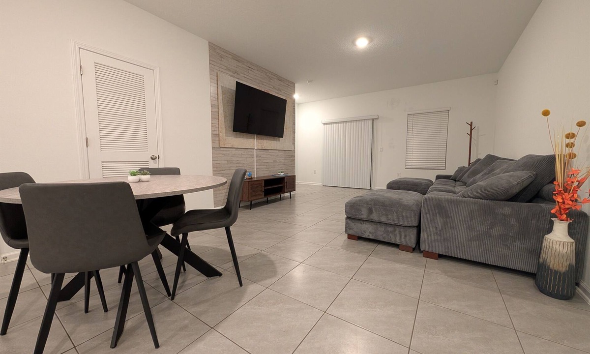 Northside House | Comfy 3BR Jax Townhome w/King Bed