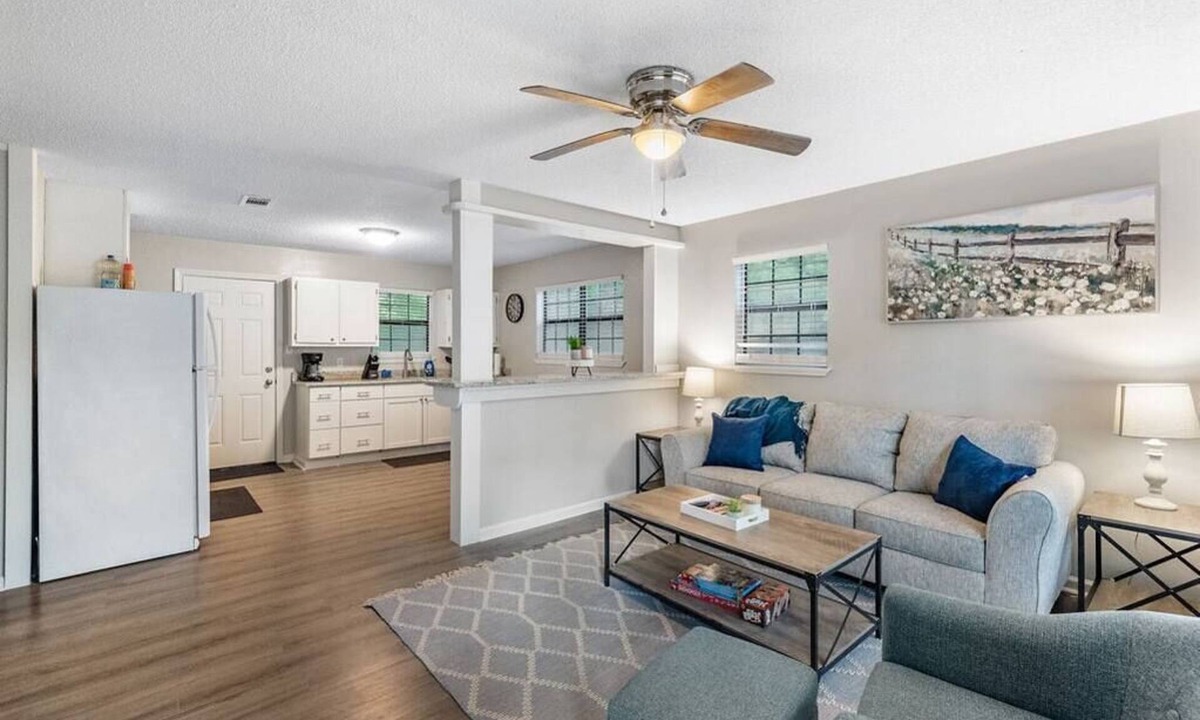 Saint Elmo House | Comfy Quiet Cottage on Argyle