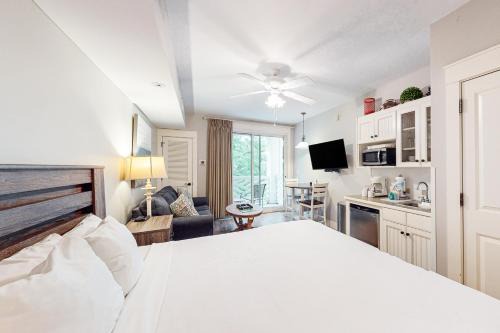 Baytowne Wharf Apartment | Comfy studio with kitchenette central AC pools hot tub & tennis