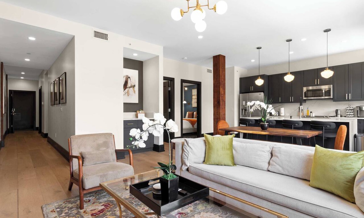 Arts/Warehouse District Apartment | Connecting 6 Bedroom W/2 Living Rooms Sleeps 16