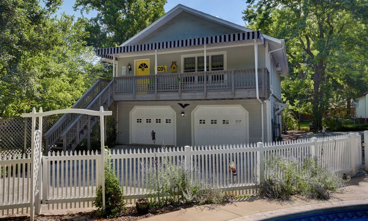 Ozark House | Conveniently located charming carriage house in historic neighborhood.