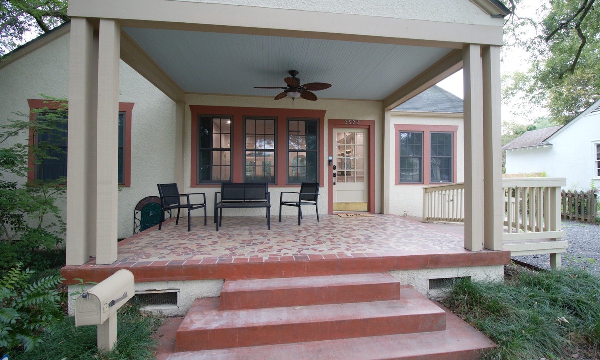 Highlands - Perkins House | Cottage under the oaks! Walk to LSU games!