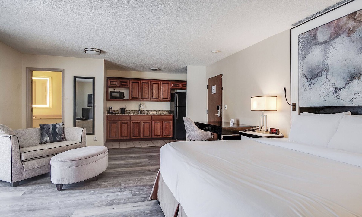 Pooler Hotel | Cottonwood Suites Savannah Hotel & Conference Center