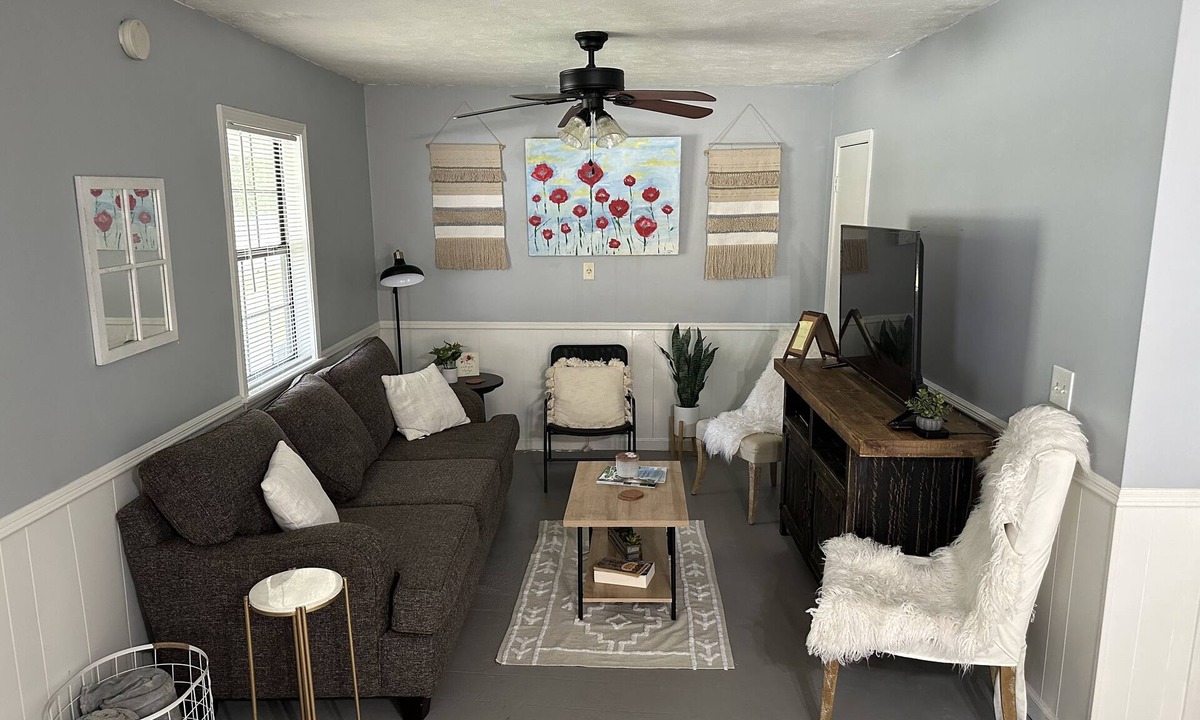 Mayhew Cottage | Country Cottage with fenced in backyard