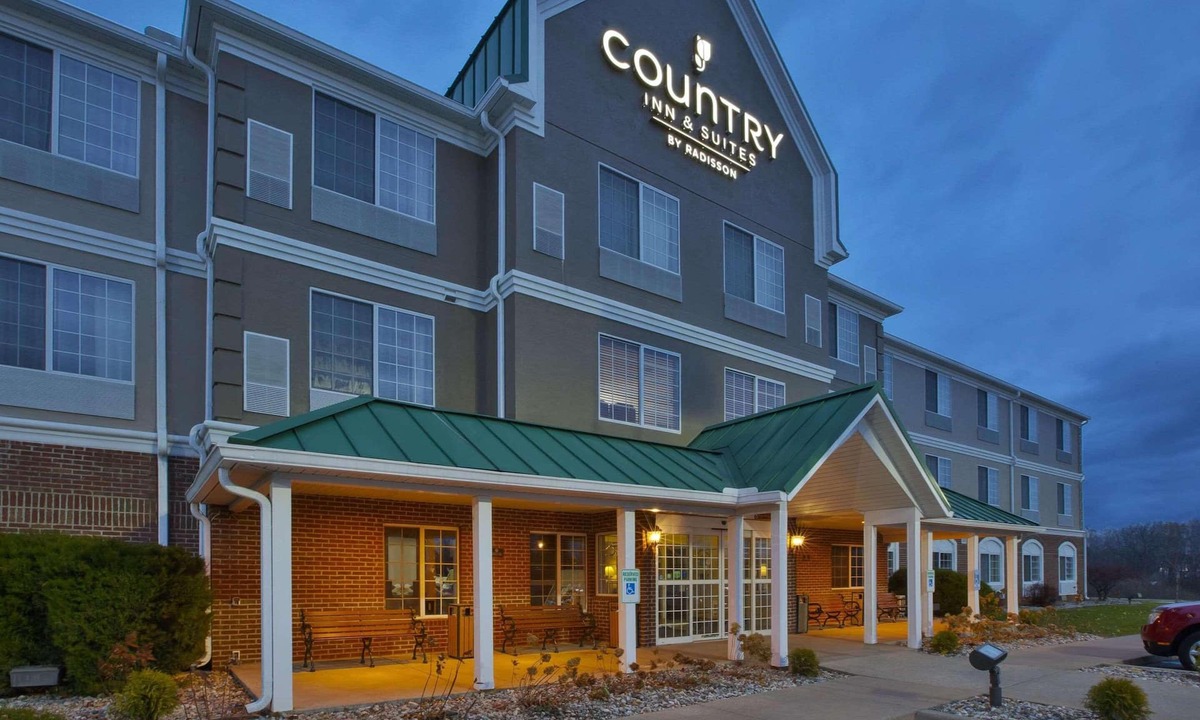 Big Rapids Hotel | Country Inn & Suites by Radisson, Big Rapids, MI