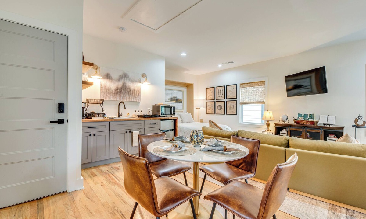 East Side Apartment | Couple’s Getaway Near Dtwn ATL & Mercedes-Benz!