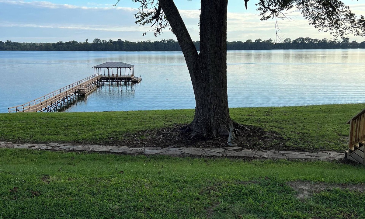 Sondheimer House | Cozy 1 bedroom, 2 queen beds with sofa couch lakefront Eagle Lake Getaway