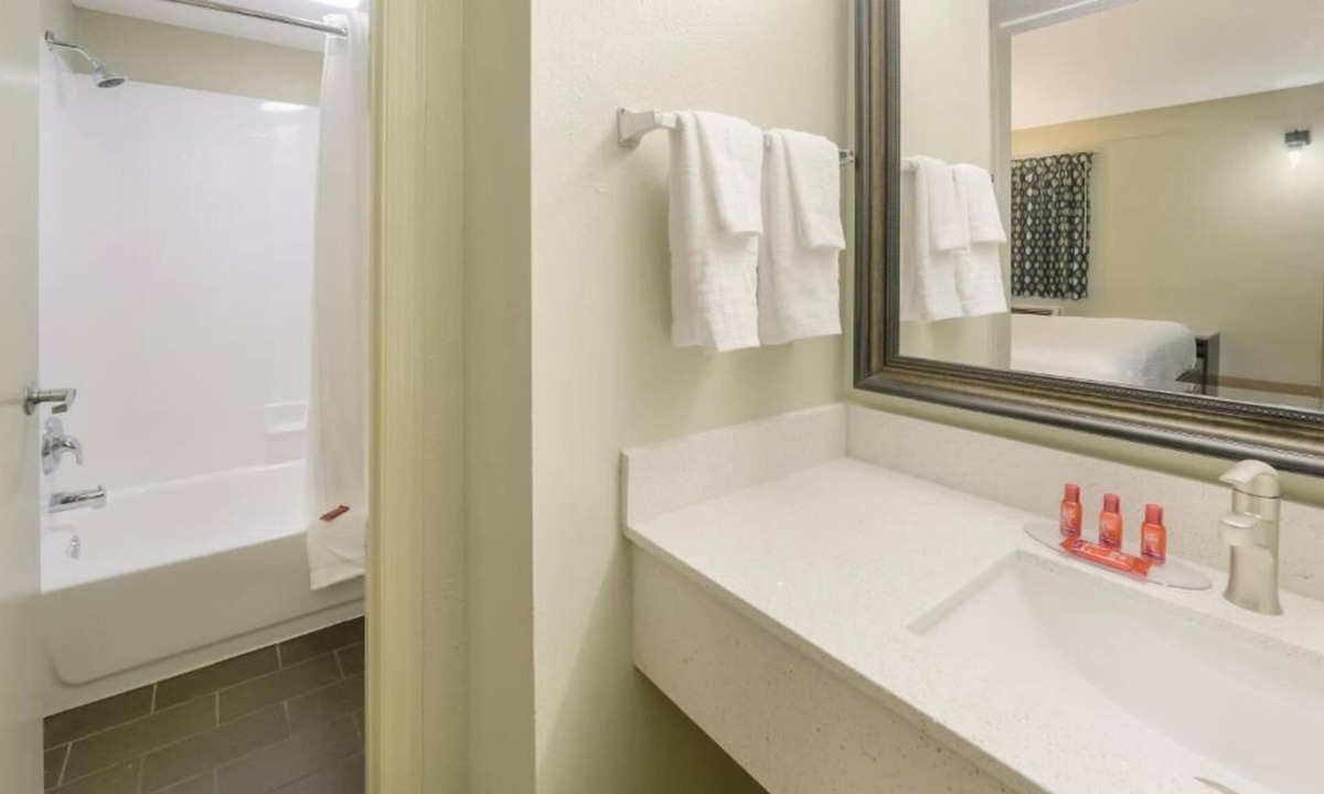 Columbus Hotel | Cozy 1 - room hotel in charming Columbus and Ft. Moore with AC, WiFi