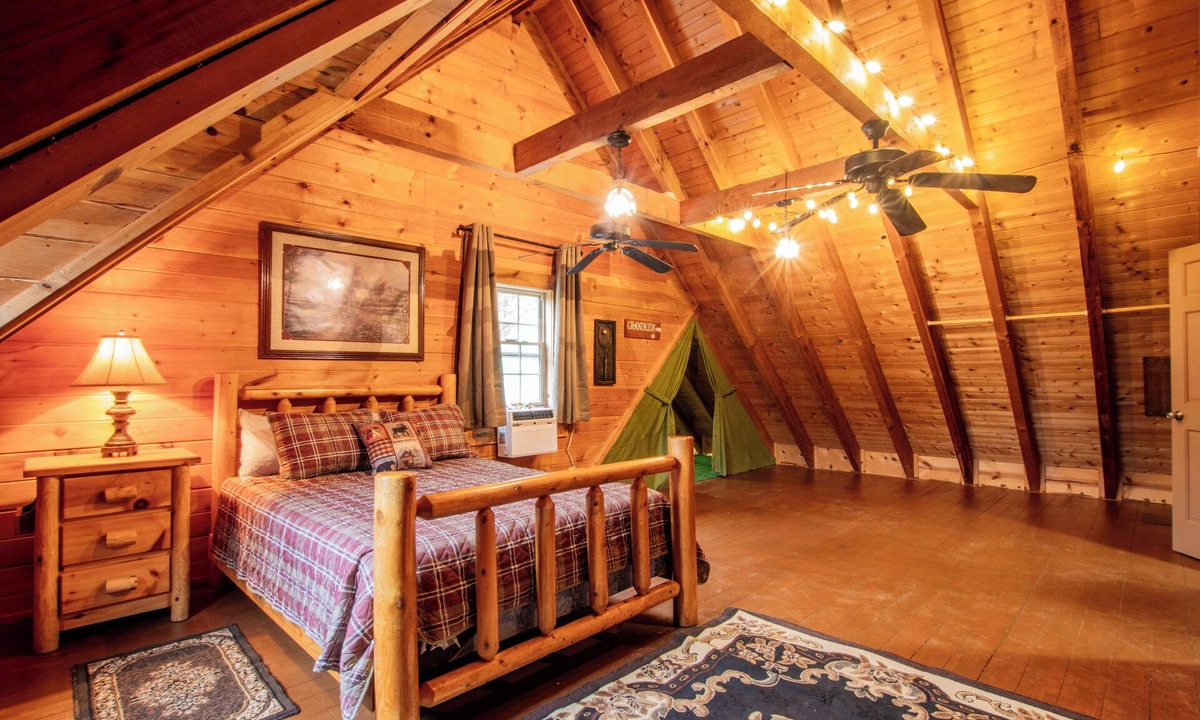 Hanceville House | Cozy 2-bedroom log home in tranquil Hanceville, Alabama. Relax and escape