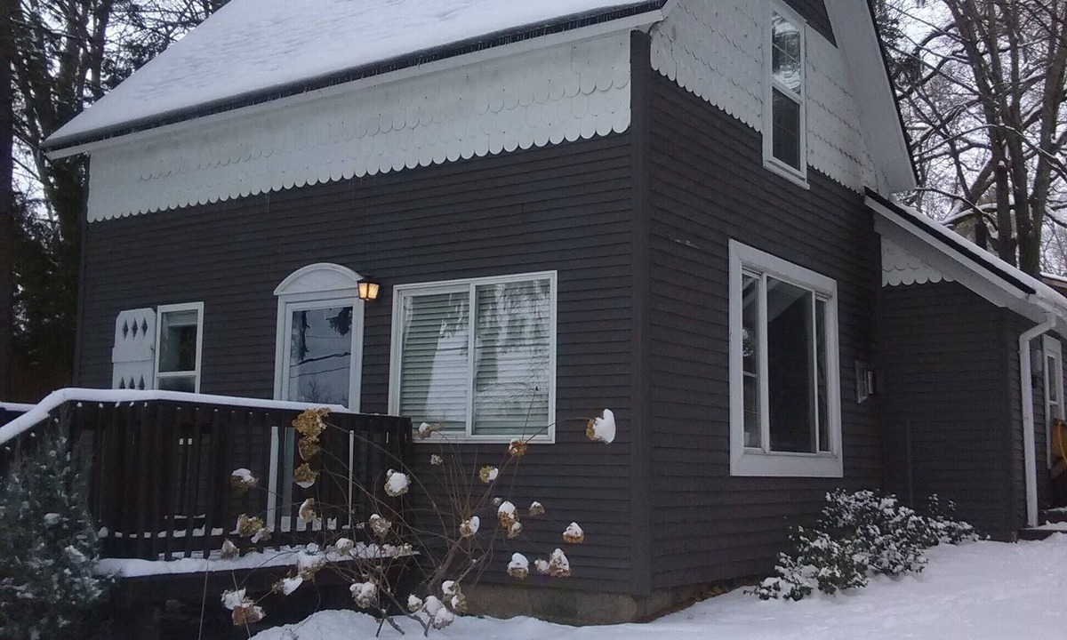 Alanson House | Cozy 3-bedroom, 2 bath Cottage w/Central Heat, Gas Fireplace, AC and privacy