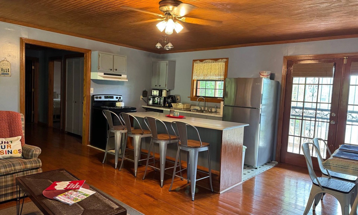 Milledgeville Cabin | Cozy 3-bedroom cabin with a serene picturesque view of the lake at sunset