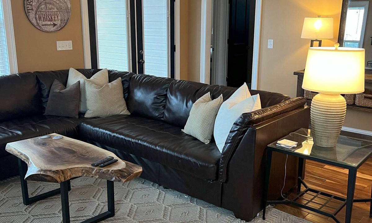 Eatonton House | Cozy 3-bedroom Lake house with fiber Wifi, Boathouse & Dock on Lake Sinclair