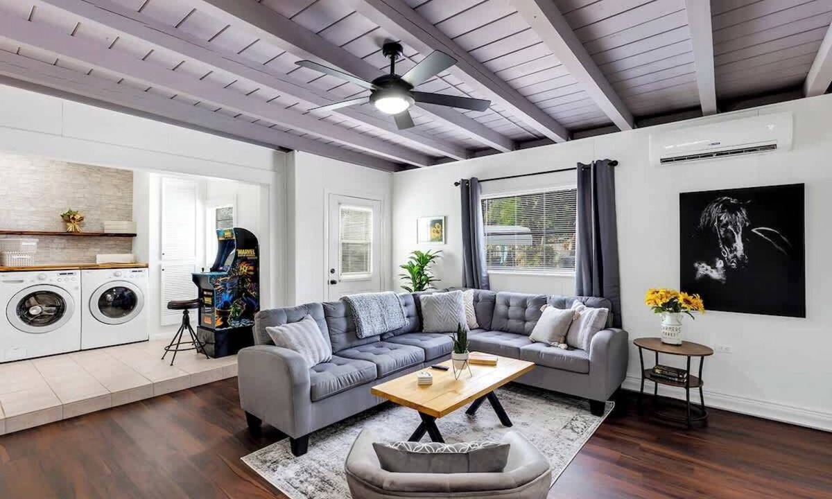 Casselberry House | Cozy 4/2, King Beds, Pergola, Hot Tub & Pool!