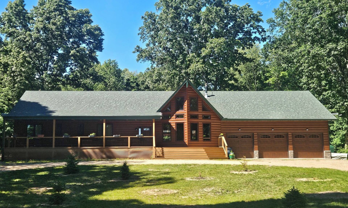 Gobles Cabin | Cozy 4-bedroom cabin in beautiful Gobles with AC and charm