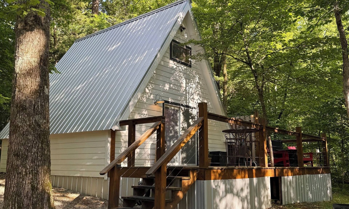 Royal Cabin | Cozy A-Frame w/hot tub-Near Pristine Lake Ouachita and Hot Springs National Park