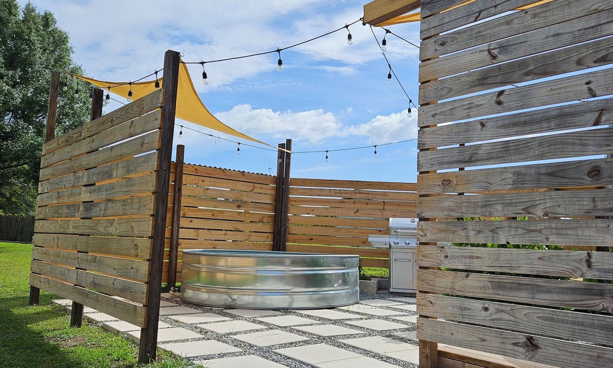 Bithlo House | Cozy Airstream in East Orlando w/ running water , A/C, Heat & Filtered pool