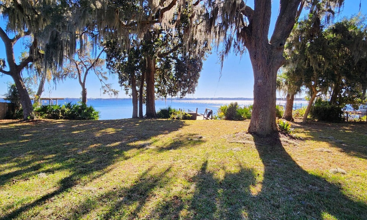 Palatka House | Cozy and Peaceful River Home Under the Oaks