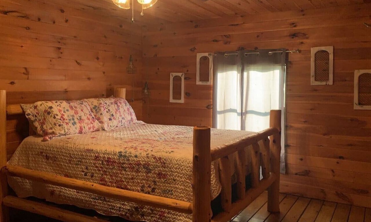 Clarkridge Cabin | Cozy and Unique Cabin minutes from Lake Norfork in Clarkridge