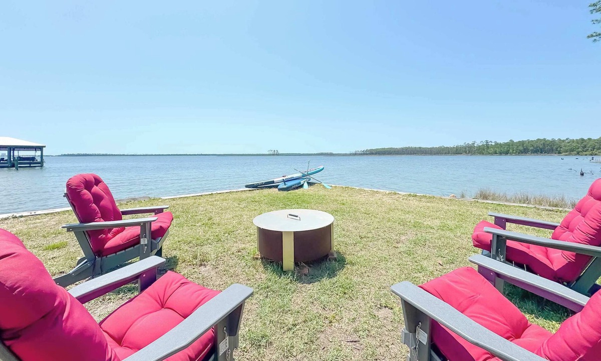 Elberta Cottage | Cozy Bayfront Guest Cottage - Boat Friendly Dock!