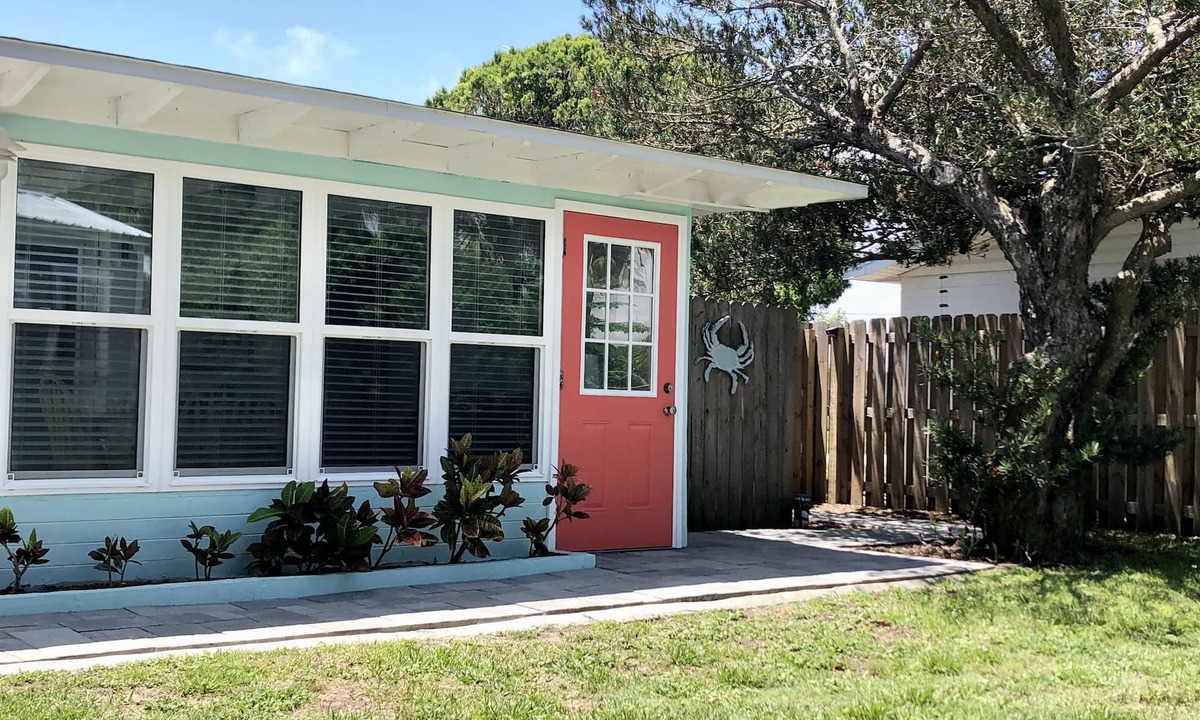 Oakdale Park House | Cozy bungalow with a fenced in yard, 5 minute walk to the beach