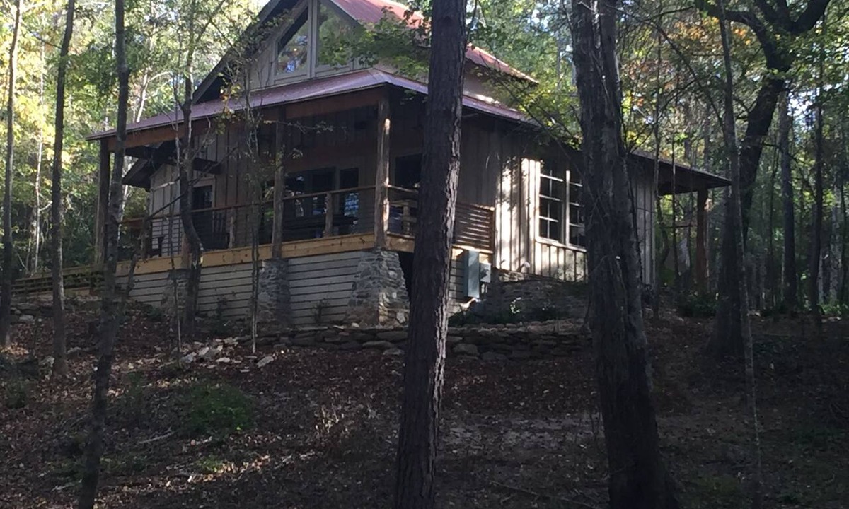 Auburn Cabin | Cozy cabin 2 miles from Auburn's campus. 2 bdrm + loft. Sleeps 6.