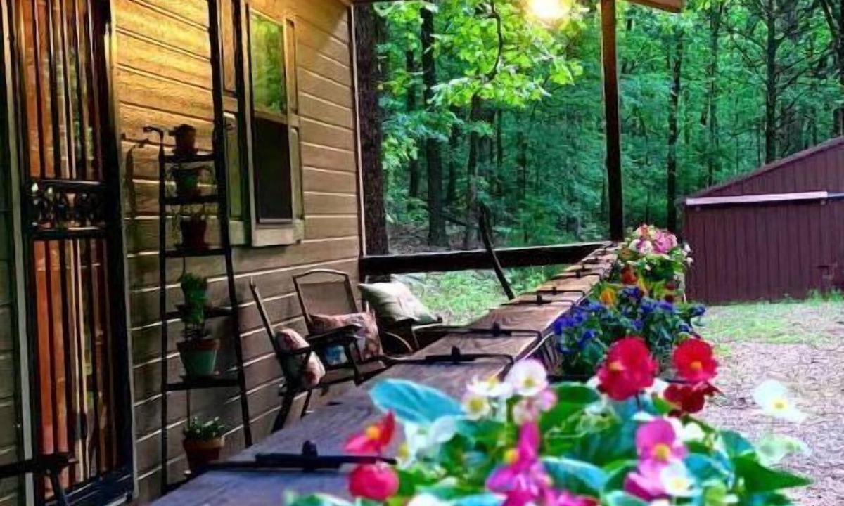 Van Buren Cabin | Cozy Cabin Surrounded by Beautiful Woods