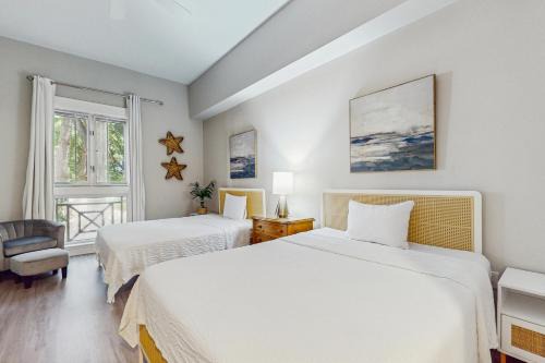 Baytowne Wharf Apartment | Cozy coastal studio with access to a pool hot tub tennis courts grill & spas