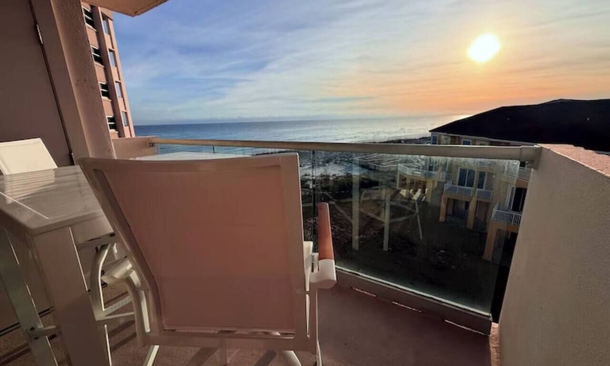 Pensacola Beach Condo | Cozy condo steps from the Gulf