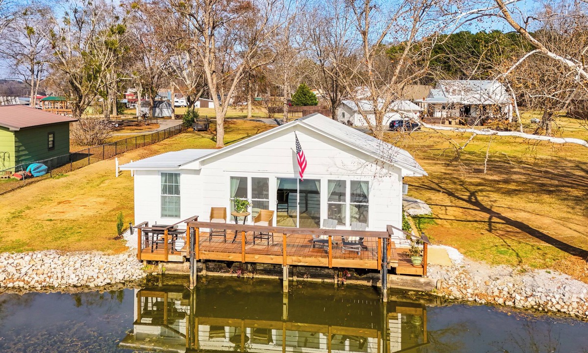 Wilsonville Cottage | Cozy Cottage on Main Channel of Lay Lake
