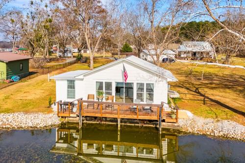 Wilsonville House | Cozy Cottage on Main Channel of Lay Lake