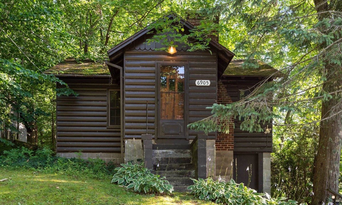Whitehall House | Cozy Cottage with Cabin Look and Lakeview