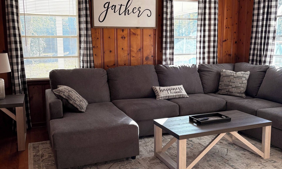 Bucks House | Cozy Farmhouse Retreat , Family & Pet Friendly, Near Beaches, casino and Mobile