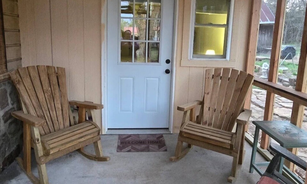 Prairie Grove Apartment | Cozy full bed studio in the country side of peaceful Prairie Grove with AC