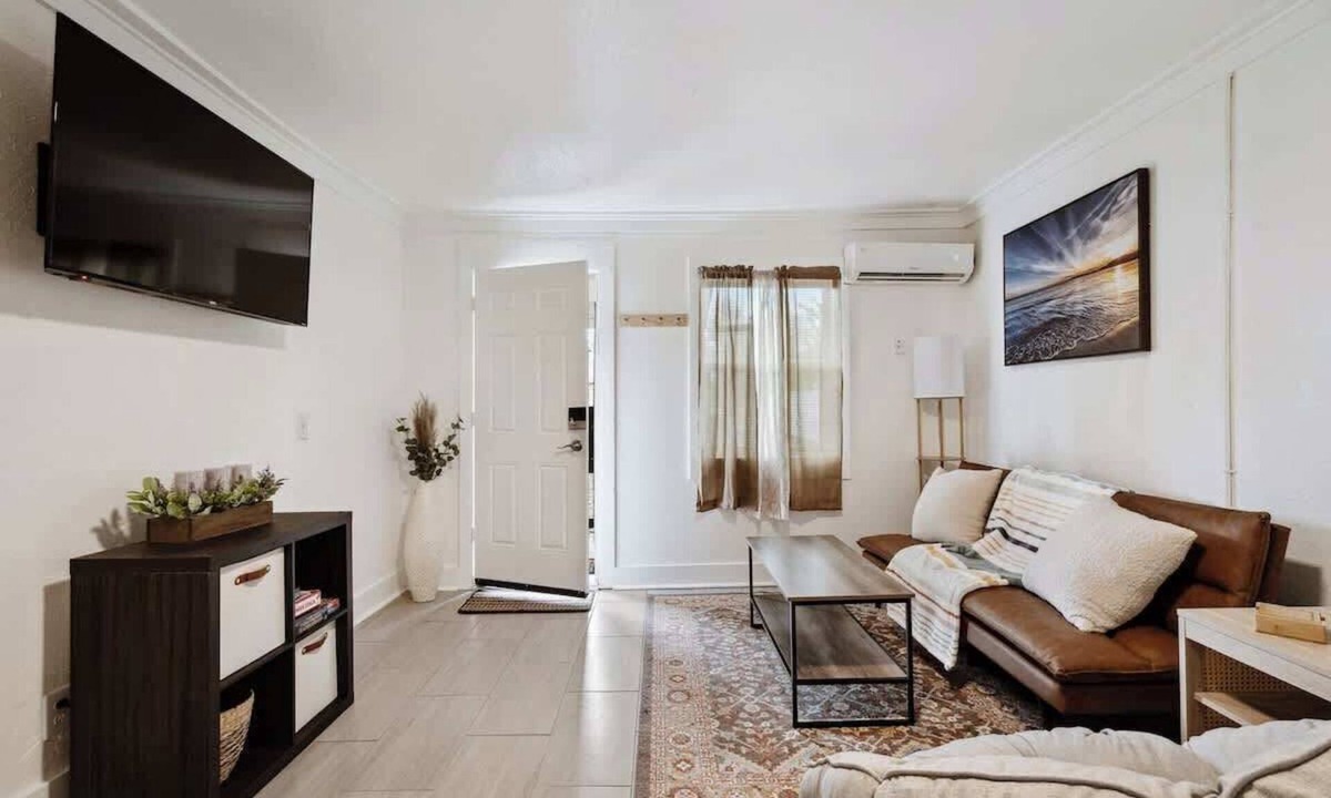 Southeast Pensacola House | Cozy guest suite w/kitchen & parking