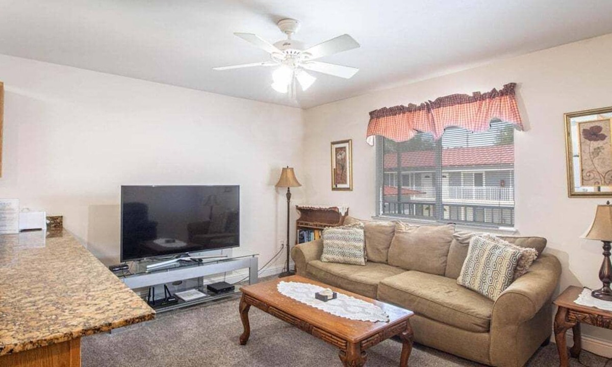 Biloxi Condo | Cozy Oak Shores Unit 115 in Biloxi - Perfect for a Nice Getaway!