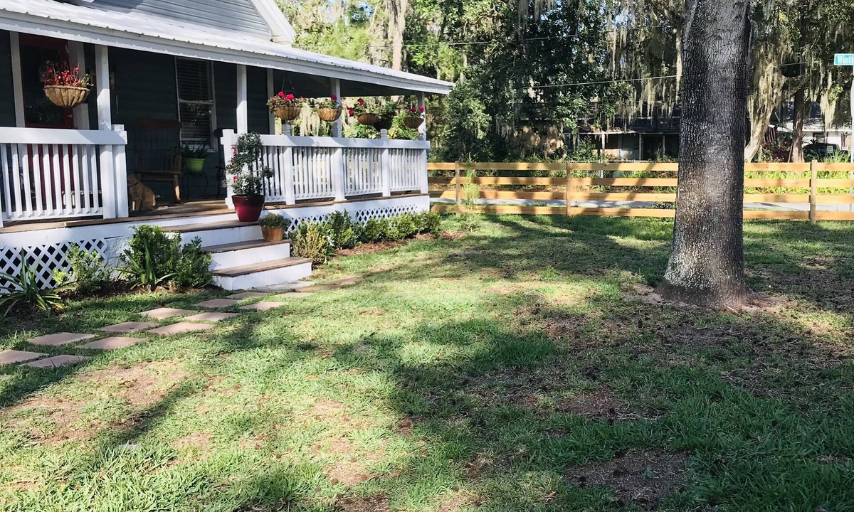 Umatilla Cottage | Cozy & Quaint! The Little Cottage for Big Hearts. A peaceful getaway in Florida!