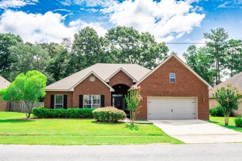 Crestview House | Cozy Retreat Patio Big Kitchen Fishing Nearby