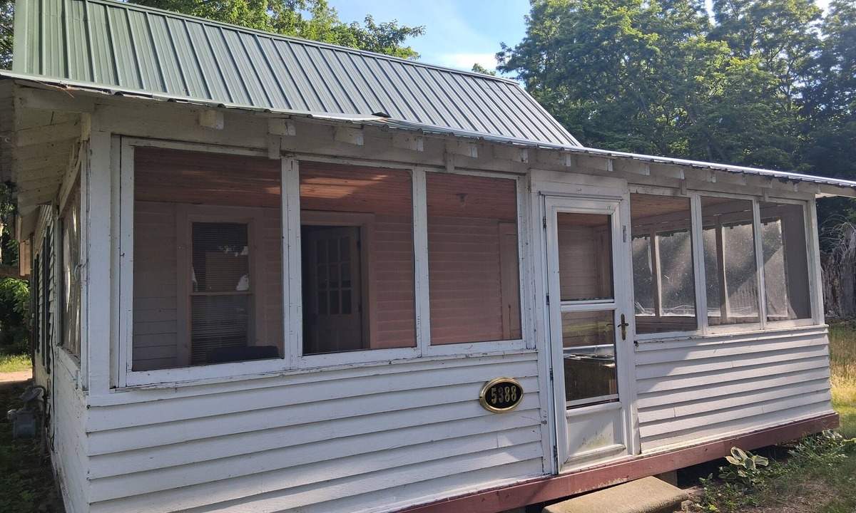 Whitehall House | Cozy Secluded Cottage on White Lake