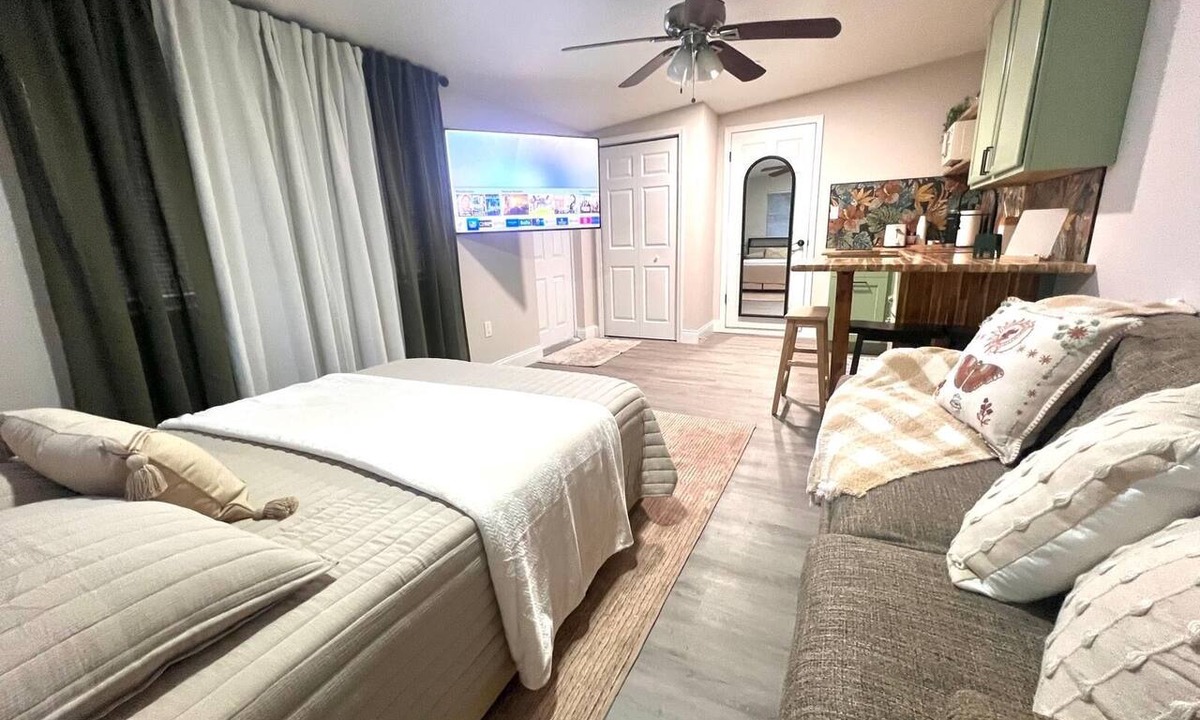 Longwood Apartment | Cozy Studio – Minutes to Wekiva, Disney & downtown Orl - Netflix - XL parking