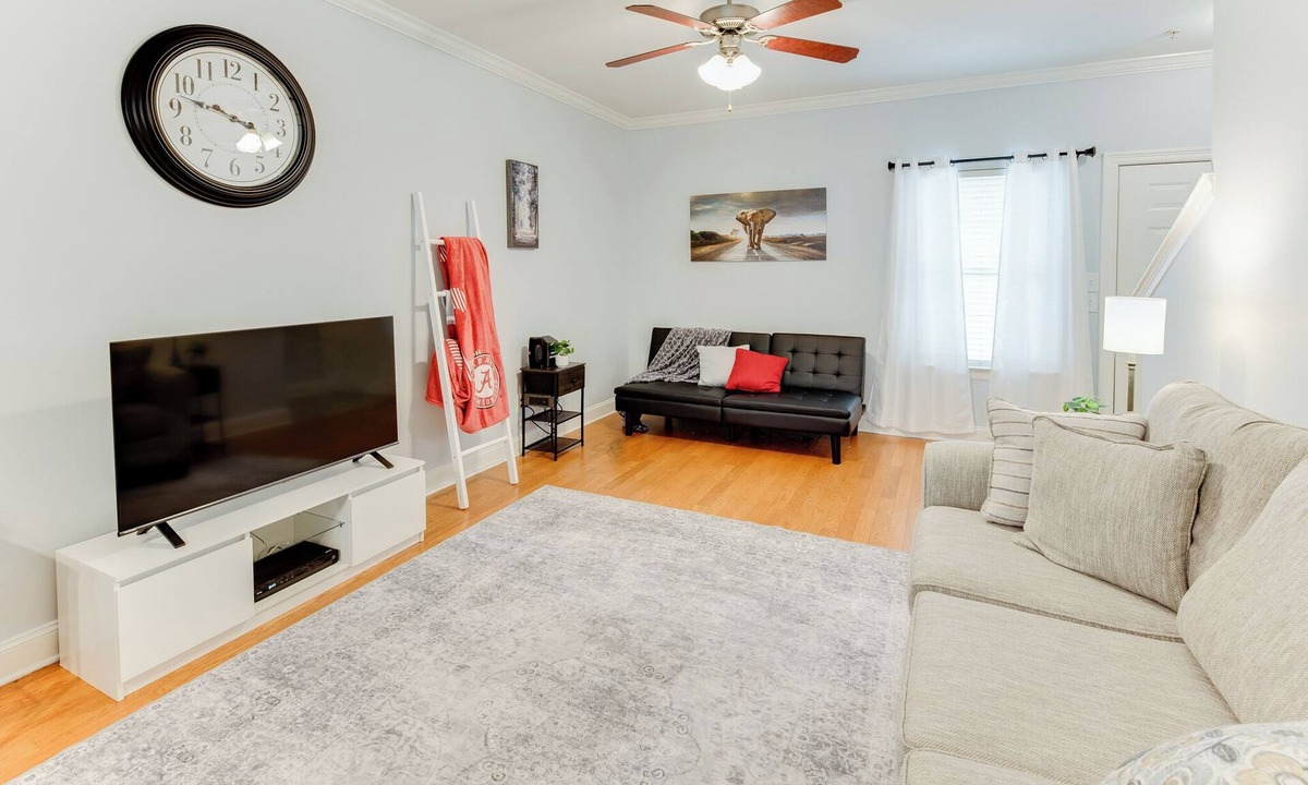 Tuscaloosa House | Cozy Townhome with Pool & Gym, 3.2 Miles from UA