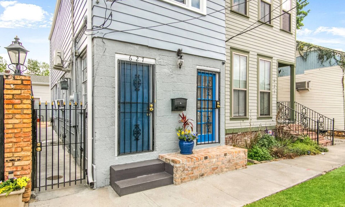 Irish Channel House | Cozy uptown New Orleans single property located near great amenities.