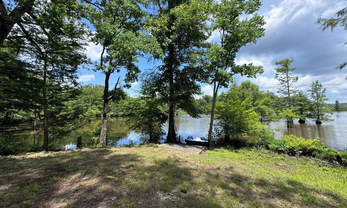 Bernice Cabin | Cozy Waterfront Cabin on Lake D'Arbonne