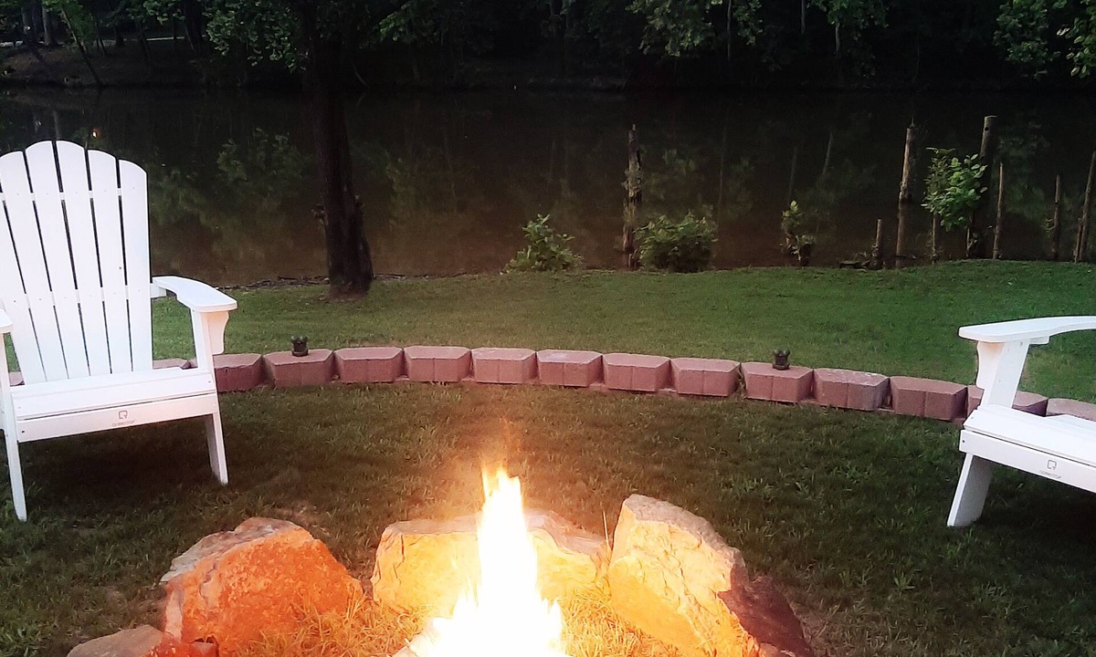 Childersburg Cottage | Cozy waterfront cottage with boat launch. Close to town.
