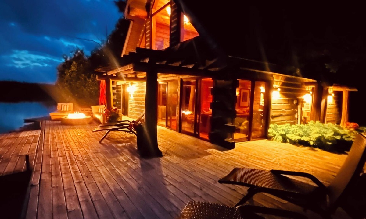 Menonaqua Beach Cabin | Cozy Winter Escape on Round Lake ~ Near Boyne Highlands & Nubs Nob
