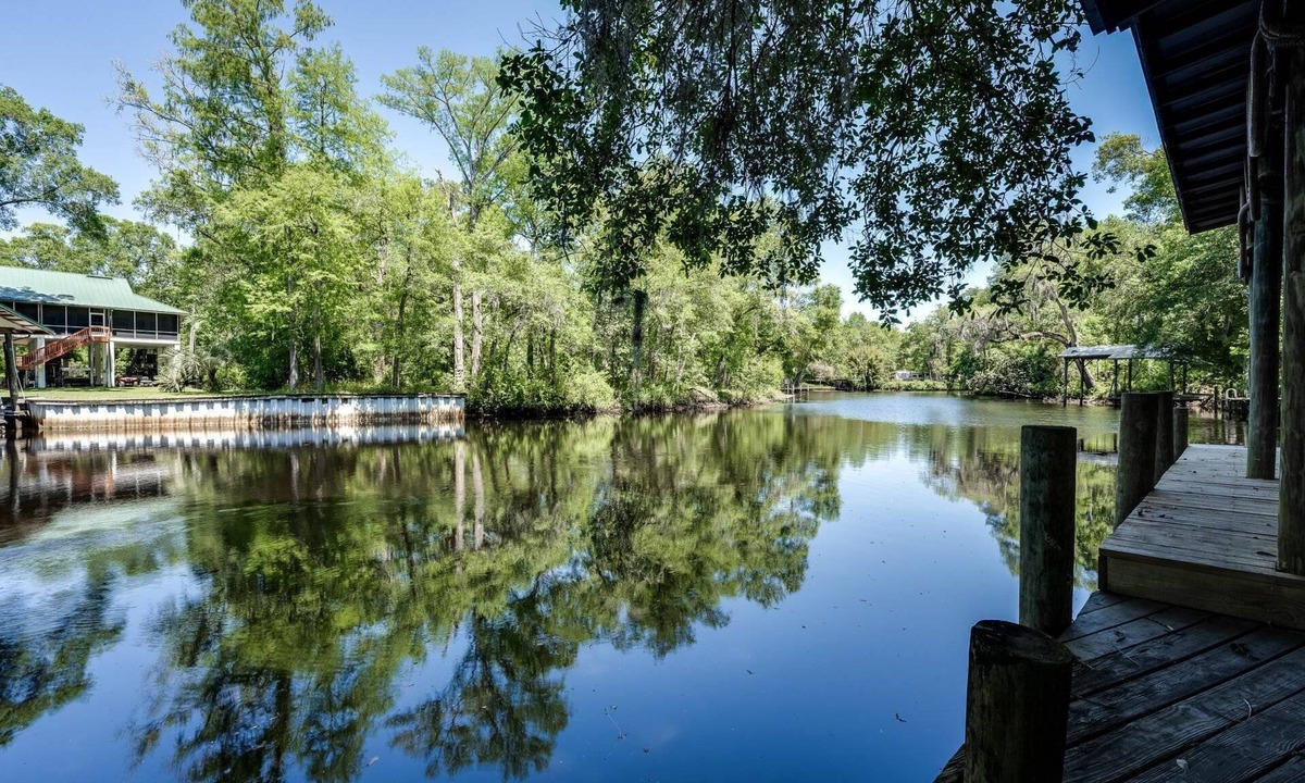 Middleburg House | Creekfront 4BR Home w/Hot Tub, Dock & Firepit