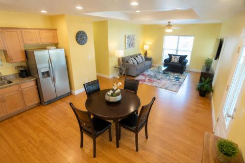 Kreole Apartment | Crew Stay 3BR, Near Chevron and Ingalls, Kitchen -H-